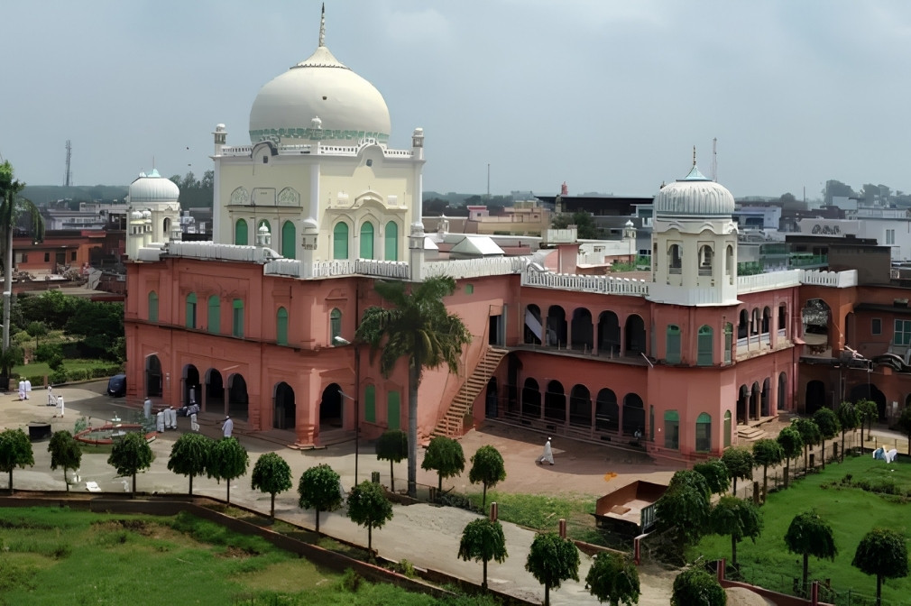 ভারতের ঐতিহাসিক দেওবন্দ মাদরাসার নিচে শিবলিঙ্গ থাকার দাবি